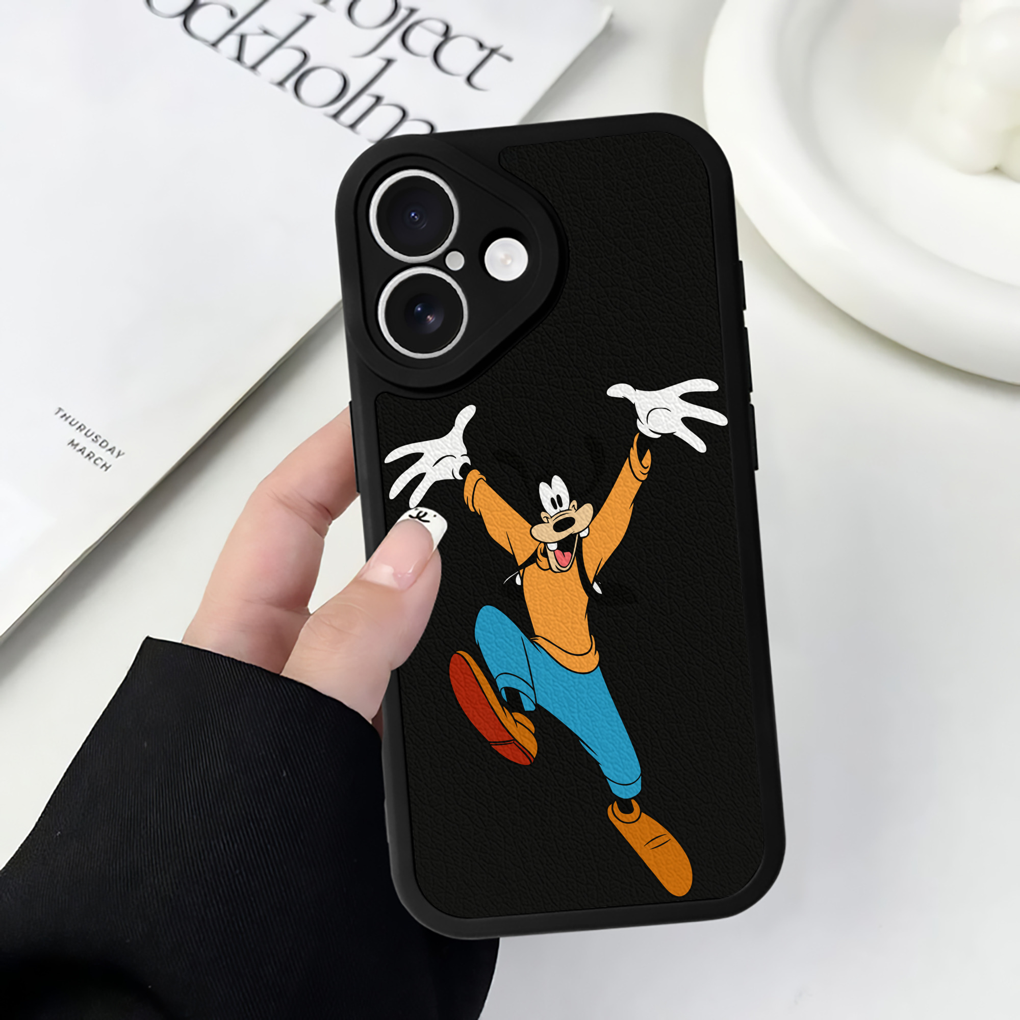 （画像用） ミッキーマウス Mickey Mouse 【iPhone 16シリーズ対応】シリコンスマホケース（レザー調） 材質：シリコン